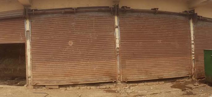 Auctioned sticks for ten years | दहा वर्षांपासून रखडला गाळ्यांचा लिलाव  Auctioned sticks for ten years | दहा वर्षांपासून रखडला गाळ्यांचा लिलाव