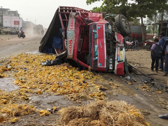  The cargo truck hit the orange car | मालवाहू ट्रकची संत्र्याच्या गाडीला धडक