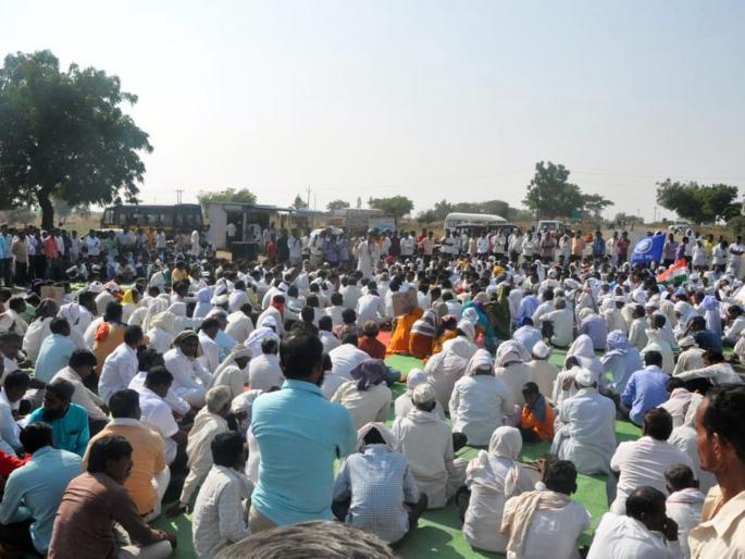 Stop the path of Congress and NCP for farmers' questions | शेतकऱ्यांच्या प्रश्नांसाठी काँग्रेस व राष्ट्रवादीचा रास्ता रोको Stop the path of Congress and NCP for farmers' questions | शेतकऱ्यांच्या प्रश्नांसाठी काँग्रेस व राष्ट्रवादीचा रास्ता रोको