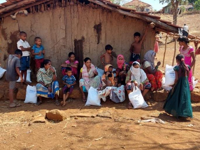 Distribution of grocery kits to tribals in remote areas | अतिदुर्गम पाड्यातील आदिवासीबांधवांना किराणा किटचे वाटप Distribution of grocery kits to tribals in remote areas | अतिदुर्गम पाड्यातील आदिवासीबांधवांना किराणा किटचे वाटप