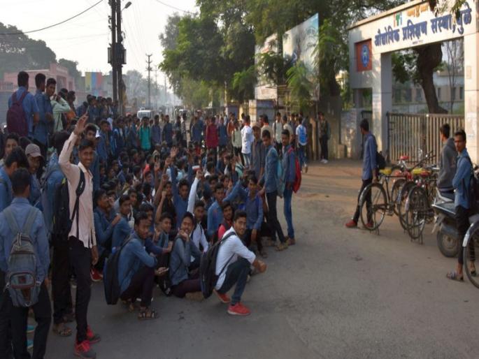 ITI students fasting behind in Dhule | धुळे येथील आयटीआयच्या विद्यार्थ्यांचे उपोषण मागे ITI students fasting behind in Dhule | धुळे येथील आयटीआयच्या विद्यार्थ्यांचे उपोषण मागे