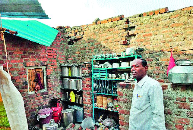 Storm of Yeola taluka | येवला तालुक्याला वादळाचा तडाखा Storm of Yeola taluka | येवला तालुक्याला वादळाचा तडाखा