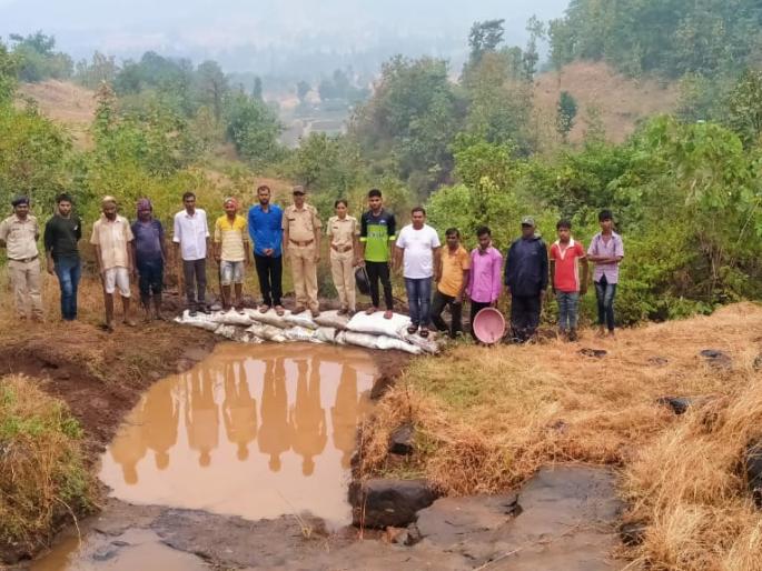 Vanrai dam built in the border area of Trisangam | त्रिसंगमाच्या सीमा भागात बांधला वनराई बंधारा Vanrai dam built in the border area of Trisangam | त्रिसंगमाच्या सीमा भागात बांधला वनराई बंधारा