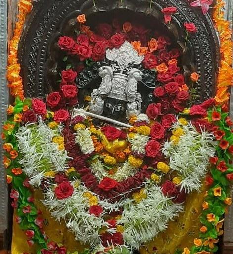 Cowing of Lord Krishna's birth in Mohadi, lighting on the temple | मोहाडीत गायला श्रीकृष्णजन्माचा पाळणा, मंदीरावर रोषणाई