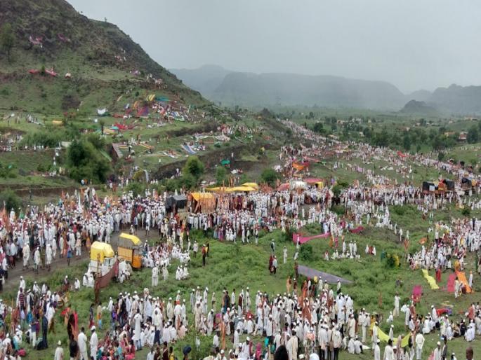 Daundaj khind is used to dry clothes in Wari | वारीतले वेगळेपण : वस्त्र ल्यालेली दौंडज खिंड 