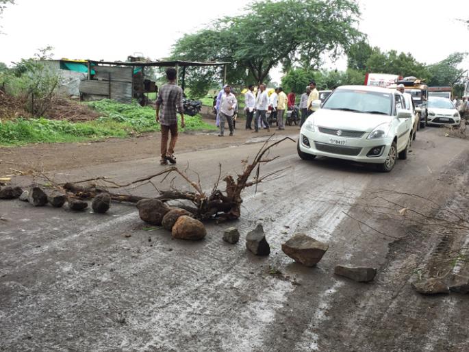 Stop the path of angry villagers after the accident | अपघातानंतर संतप्त ग्रामस्थांचा रास्ता रोको