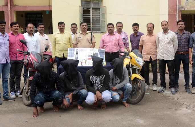 4 robbers arrested with weapons | जालन्यात हत्यारांचा धाक दाखवून लुटणाऱ्या टोळीतील चौघे जेरबंद