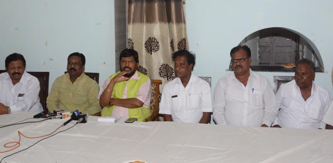 I will talk to Modi and Uddhav Thackeray - Ramdas Athavale | युती कायम राहण्यासाठी मोदी व उध्दवांशी बोलू- रामदास आठवले I will talk to Modi and Uddhav Thackeray - Ramdas Athavale | युती कायम राहण्यासाठी मोदी व उध्दवांशी बोलू- रामदास आठवले