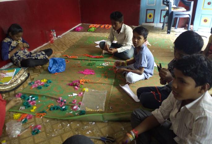 Support for 80 children given by Bhushan Yadav | हातगाडी चालूवन भूषण यादवने दिला ८० मुलांना आधार