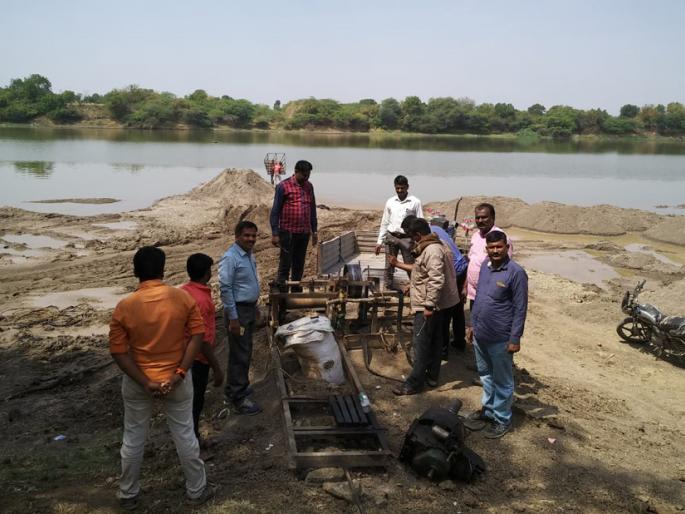 Illegal sand excavation; Three lakhs of cash seized with tractor | अवैध वाळू उत्खनन; ट्रॅक्टरसह तीन लाखांचा ऐवज जप्त Illegal sand excavation; Three lakhs of cash seized with tractor | अवैध वाळू उत्खनन; ट्रॅक्टरसह तीन लाखांचा ऐवज जप्त