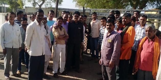 Kinhole Zilla Parishad avoids hitting school | किन्होळी जिल्हा परिषद शाळेला ठोकले टाळे Kinhole Zilla Parishad avoids hitting school | किन्होळी जिल्हा परिषद शाळेला ठोकले टाळे