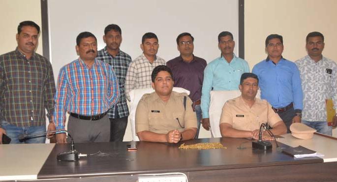Arrested for selling fake gold | बनावट सोने विकणाऱ्यास अटक Arrested for selling fake gold | बनावट सोने विकणाऱ्यास अटक