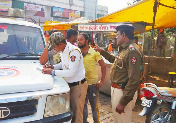 A fine of Rs. 800 to 11 hawkers | ११ हातगाडेधारकांना ८०० रुपयांचा दंड A fine of Rs. 800 to 11 hawkers | ११ हातगाडेधारकांना ८०० रुपयांचा दंड