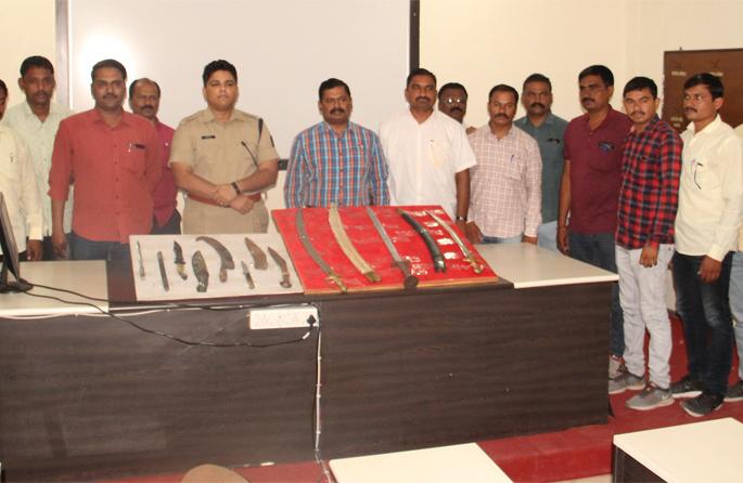 Fake weapons found in Jalna | जालन्यात घातक शस्त्रसाठा पकडला