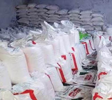 Farmers suffer from urea scarcity | युरिया टंचाईने शेतकरी त्रस्त