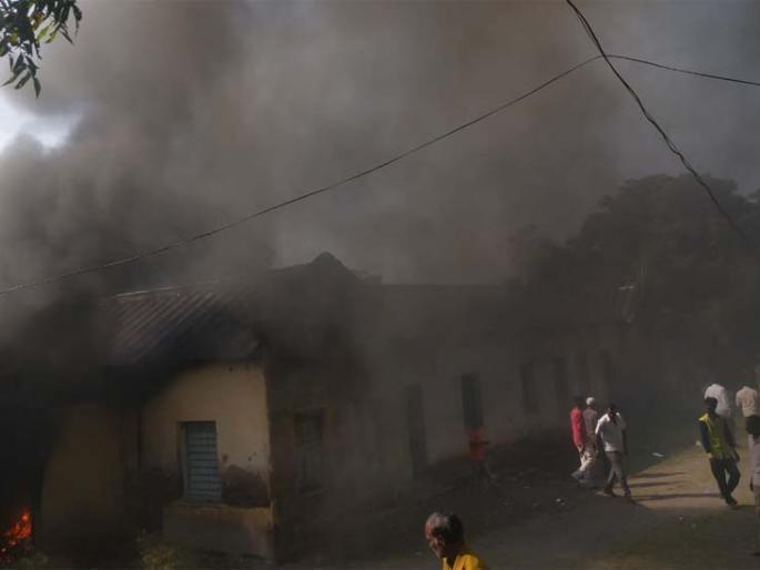 Acknowledged documents in the fire tahsil | आगीत तहसीलमधील निरोपयोगी कागदपत्रे खाक Acknowledged documents in the fire tahsil | आगीत तहसीलमधील निरोपयोगी कागदपत्रे खाक