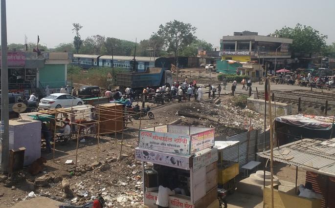 Over-bridge work pending from 3 years | परतूरच्या रेल्वे उड्डाणपुलाचे भिजत घोंगडे Over-bridge work pending from 3 years | परतूरच्या रेल्वे उड्डाणपुलाचे भिजत घोंगडे