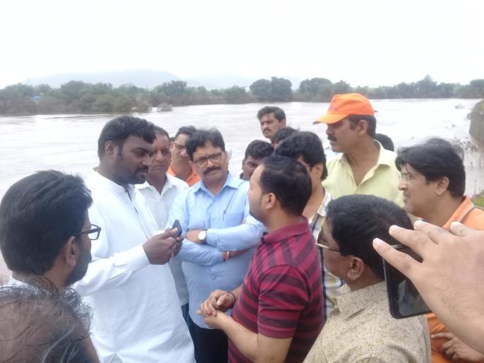 The Cabinet will raise questions about the potato businessmen affected by the floods | पुरामुळे नुकसान : कुंभार व्यावसायिकांचे प्रश्न मंत्रिमंडळाच्या बैठकीत मांडणार : रवींद्र वायकर The Cabinet will raise questions about the potato businessmen affected by the floods | पुरामुळे नुकसान : कुंभार व्यावसायिकांचे प्रश्न मंत्रिमंडळाच्या बैठकीत मांडणार : रवींद्र वायकर
