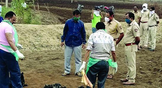 The couple's body was found in a burnt cotton bale | शेतात पऱ्हाटीचे सरण रचून वृद्ध दाम्पत्याची आत्महत्या The couple's body was found in a burnt cotton bale | शेतात पऱ्हाटीचे सरण रचून वृद्ध दाम्पत्याची आत्महत्या
