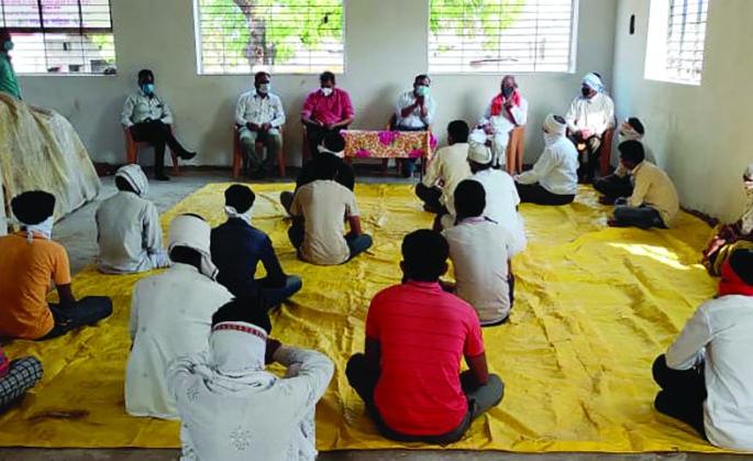 78 out of 150 participants in the funeral were corona positive in Buldhana District | अंत्यसंस्कारात सहभागी १५० पैकी ७८ जण कोरोनाबाधित; अख्खे पोटा गाव कंटेन्मेंट झोन 78 out of 150 participants in the funeral were corona positive in Buldhana District | अंत्यसंस्कारात सहभागी १५० पैकी ७८ जण कोरोनाबाधित; अख्खे पोटा गाव कंटेन्मेंट झोन