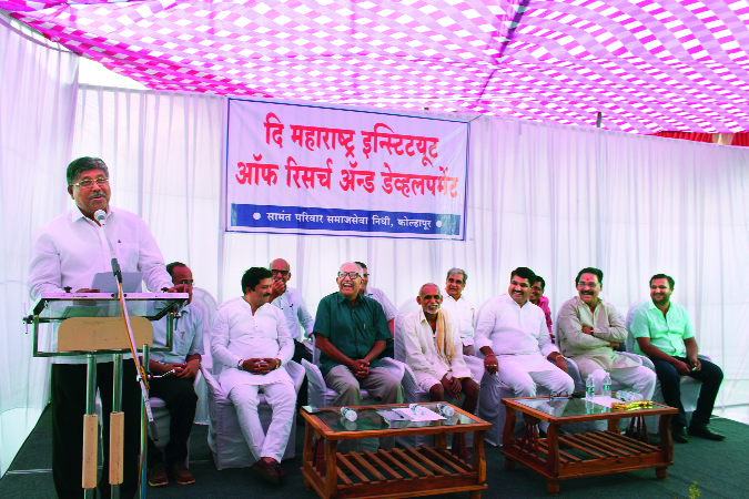 The leaders of the district should learn friendship | जिल्ह्यातील नेत्यांनी मैत्री शिकावी The leaders of the district should learn friendship | जिल्ह्यातील नेत्यांनी मैत्री शिकावी