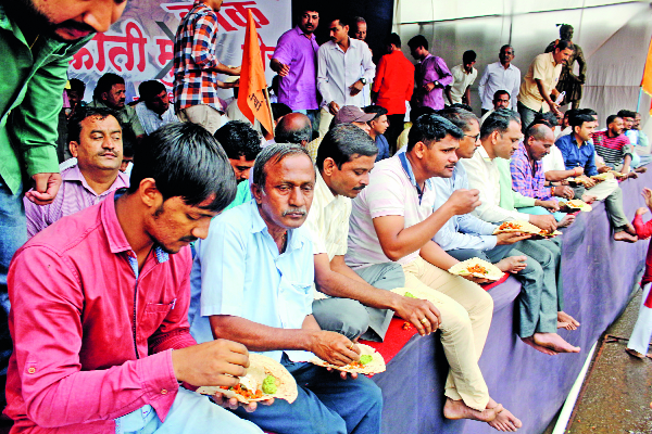 Disregard of government by eating cough and cough | खर्डा-भाकरी खाऊन शासनाचा निषेध Disregard of government by eating cough and cough | खर्डा-भाकरी खाऊन शासनाचा निषेध