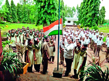 Guide to flagging; Uttur Vidyalaya Program | झेंडा फडकविण्याचे मार्गदर्शन; उत्तूर विद्यालयाचा उपक्रम Guide to flagging; Uttur Vidyalaya Program | झेंडा फडकविण्याचे मार्गदर्शन; उत्तूर विद्यालयाचा उपक्रम