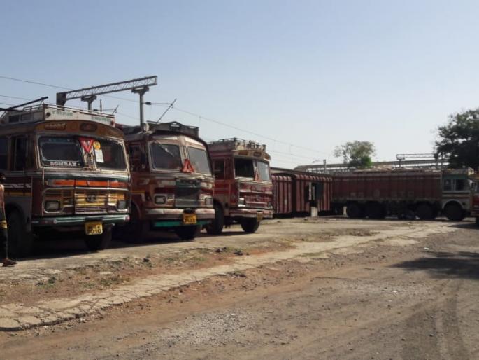 Exports of onions to Bangladesh made railways a commodity | बांगला देशात कांद्याची निर्यात केल्याने रेल्वे झाली मालामाल Exports of onions to Bangladesh made railways a commodity | बांगला देशात कांद्याची निर्यात केल्याने रेल्वे झाली मालामाल