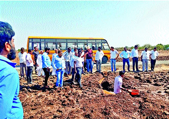 Leakage of the Ozarkhed dam's pipeline | ओझरखेड धरणाच्या पाइपलाइनला गळती