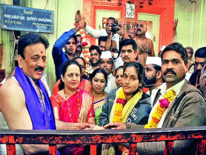 Girish Mahajan, an independent officer for temple reconstruction, was the first person to face the Thackeray couple in Palghar district. | मंदिर पुनर्निर्माणासाठी स्वतंत्र अधिकारी गिरीश महाजन : पालघर जिल्ह्यातील ठाकरे दाम्पत्य ठरले पहिल्या दर्शनाचे मानकरी Girish Mahajan, an independent officer for temple reconstruction, was the first person to face the Thackeray couple in Palghar district. | मंदिर पुनर्निर्माणासाठी स्वतंत्र अधिकारी गिरीश महाजन : पालघर जिल्ह्यातील ठाकरे दाम्पत्य ठरले पहिल्या दर्शनाचे मानकरी