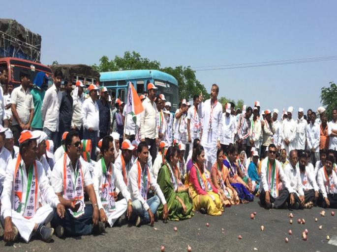 Stop the path of Nationalist Congress to protest the fuel price hike | इंधन दरवाढीच्या निषेधार्थ राष्ट्रवादी कॉंग्रेसचा रास्ता रोको Stop the path of Nationalist Congress to protest the fuel price hike | इंधन दरवाढीच्या निषेधार्थ राष्ट्रवादी कॉंग्रेसचा रास्ता रोको