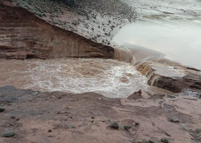 Damage of lakhs due to rupture of Kamaldhara dam | कमलधरा धरण फुटल्याने लाखोंचे नुकसान Damage of lakhs due to rupture of Kamaldhara dam | कमलधरा धरण फुटल्याने लाखोंचे नुकसान