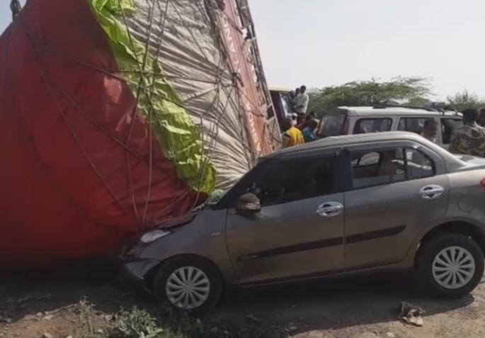 Two killed in bizarre accident | मनमाडला विचित्र अपघातात दोन ठार