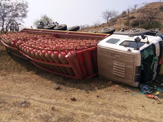 Turn gas cylinder carrying truck overturned | गॅस सिलेंडर वाहून नेणारा ट्रक उलटला Turn gas cylinder carrying truck overturned | गॅस सिलेंडर वाहून नेणारा ट्रक उलटला