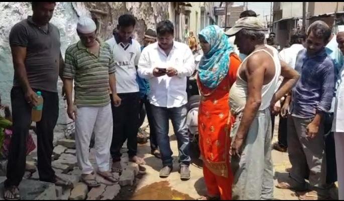 Citizen-corporators controversy due to contaminated water supply in Mirage | मिरजेत दूषित पाणीपुरवठ्यामुळे नागरिक-नगरसेवकांत वादावादी Citizen-corporators controversy due to contaminated water supply in Mirage | मिरजेत दूषित पाणीपुरवठ्यामुळे नागरिक-नगरसेवकांत वादावादी