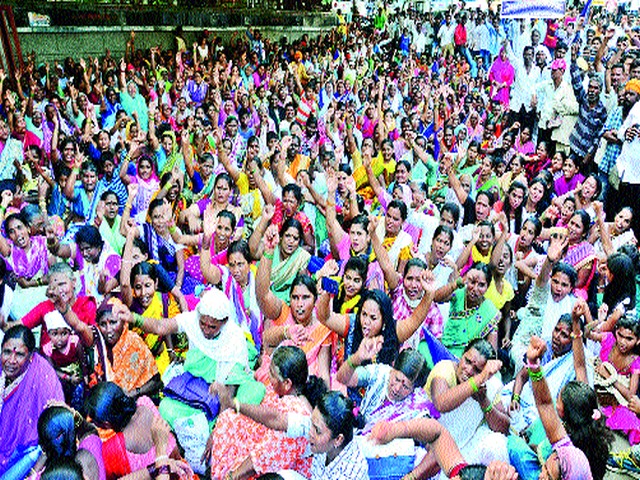 The sloganeering front of the municipal corporation | झोपडपट्टीवासीयांचा महापालिकेवर मोर्चा The sloganeering front of the municipal corporation | झोपडपट्टीवासीयांचा महापालिकेवर मोर्चा