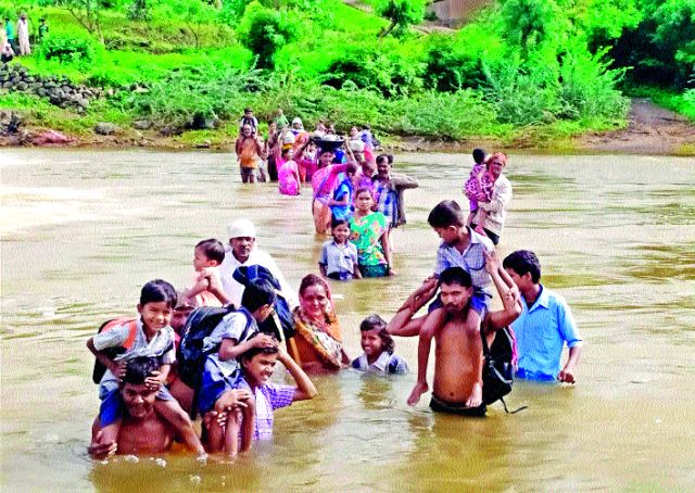 The danger is to cross the river | जीव धोक्यात घालून करावी लागते नदीपार