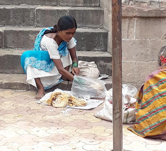 Five hundred people are hungry by offering in front of idols of gods and goddesses | देवदेवतांच्या मूर्तीसमोरील नैवेद्याने सोलापुरातील पाचशे लोकांची भागतेय भूक 