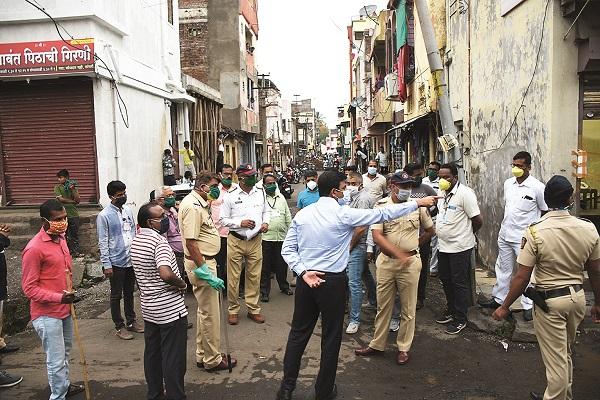 CoronaVirus Lockdown: Faujdar street seal in Sangli | CoronaVirus Lockdown :सांगलीतील फौजदार गल्ली सील CoronaVirus Lockdown: Faujdar street seal in Sangli | CoronaVirus Lockdown :सांगलीतील फौजदार गल्ली सील