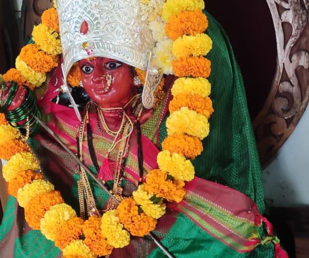 Offering a silver crown to Ashapuri mother | आशापुरी मातेला चांदीचा मुकुट अर्पण Offering a silver crown to Ashapuri mother | आशापुरी मातेला चांदीचा मुकुट अर्पण