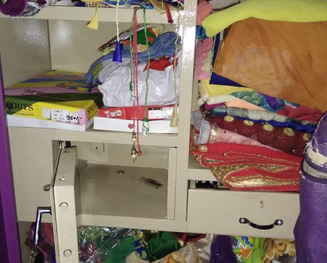 Shahadalya's house loan worth 2.5 lakhs lumpas | शहाद्यातील घरफोडीत अडीच लाखांचा ऐवज लंपास Shahadalya's house loan worth 2.5 lakhs lumpas | शहाद्यातील घरफोडीत अडीच लाखांचा ऐवज लंपास