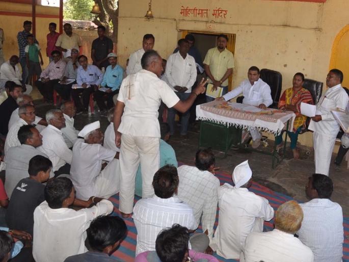 Farmers in front of Guardian Minister: Sage Drought | पालकमंत्र्यांसमोर शेतक:यांनी मांडल्या दुष्काळाच्या व्यथा Farmers in front of Guardian Minister: Sage Drought | पालकमंत्र्यांसमोर शेतक:यांनी मांडल्या दुष्काळाच्या व्यथा