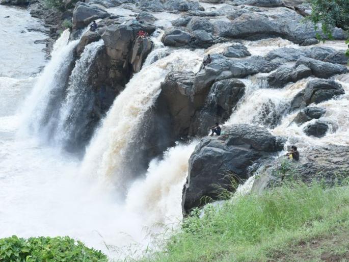 Security on the waterfront in the face of the waterfall: | बारामुखी धबधबा परिसरातील सुरक्षा वा:यावरच