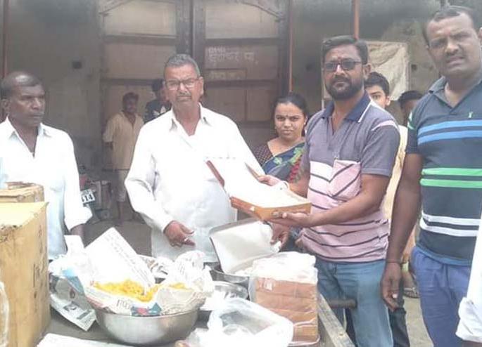 Allotment of Jilbei by village band | बँड लावून गावभर जिलेबीचे वाटप