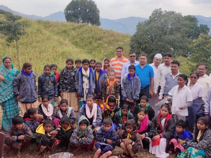 Distribute warm clothes to girls at Debrammal | डेब्रामाळ येथे मुलींना उबदार कपडे वाटप Distribute warm clothes to girls at Debrammal | डेब्रामाळ येथे मुलींना उबदार कपडे वाटप