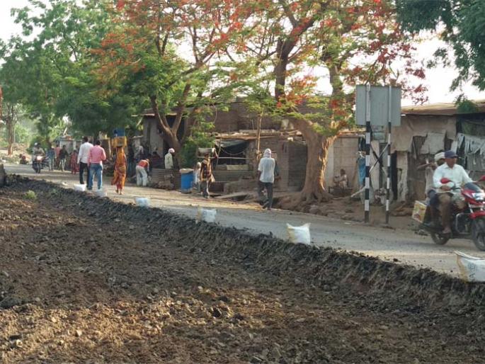 Street collar homeowner confusion | रस्त्यालगतचे घरमालक संभ्रमात Street collar homeowner confusion | रस्त्यालगतचे घरमालक संभ्रमात