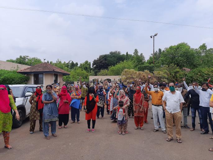 Sweepers hit Bhujbal's residence | सफाई कामगारांची भुजबळांच्या निवासस्थानी धडक Sweepers hit Bhujbal's residence | सफाई कामगारांची भुजबळांच्या निवासस्थानी धडक