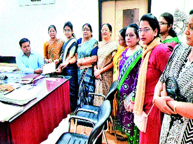 Submission of Women Board to the Additional Collector | अपर जिल्हाधिकाऱ्यांना महिला मंडळाचे निवेदन