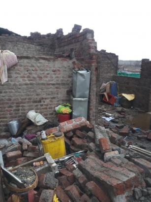 Two injured in torrential rain in Pimpalgaon area | पिंपळगाव लेप परिसरात वादळी वाऱ्यामुळे दोन जखमी