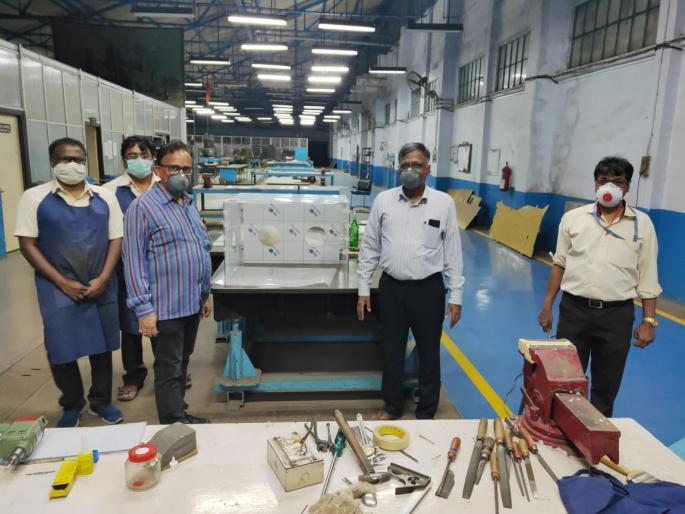 The separation box created by HAL is a boon | एचएएलने बनवलेली विलगीकरणपेटी ठरतेय वरदान  The separation box created by HAL is a boon | एचएएलने बनवलेली विलगीकरणपेटी ठरतेय वरदान